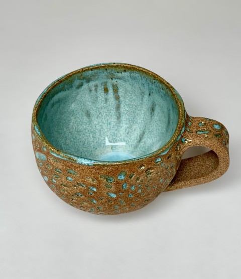 Taza pequeña con hendiduras celeste y pasta expuesta. Interior celeste